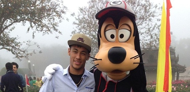Neymar se diverte de férias na Disney e posta foto com o personagem Pateta - Reprodução/Instagram/Njunior11