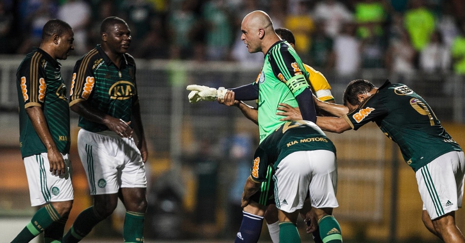 11.dez.2012 - Edmundo, Cafu e Alex empurram Marcos para que o goleiro cobre pênalti a favor do Palmeiras de 99 em seu jogo de despedida no Pacaembu