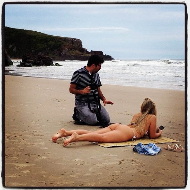 11.dez.2012 - Ex-BBB Renata Dávila publica foto de ensaio fotográfico na praia