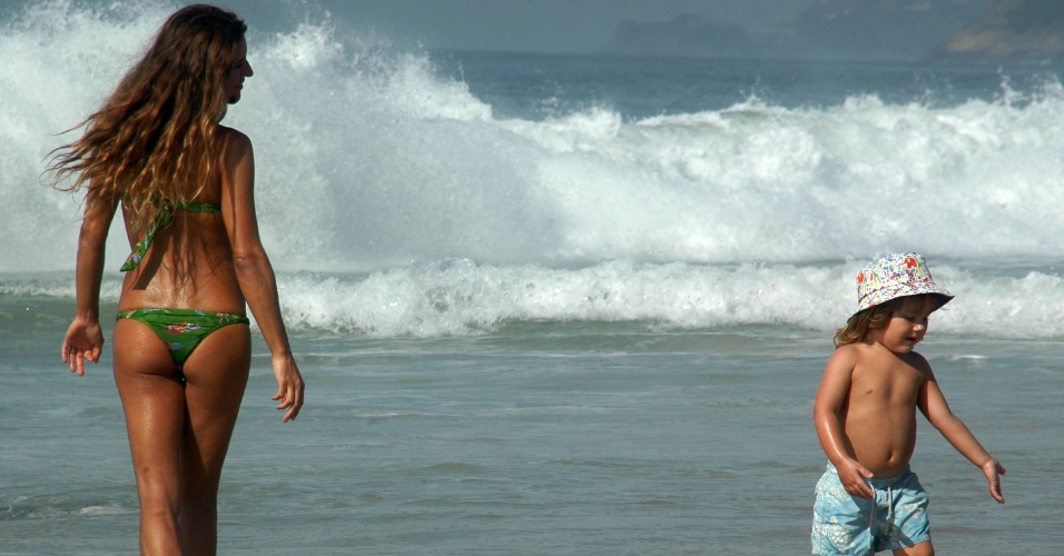 11.dez.2012 - Mulher e criança se aproximam do mar na praia de Ipanema, no Rio de Janeiro, nesta terça-feira
