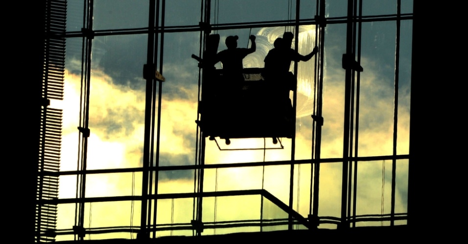 11.dez.2012 - Trabalhadores limpam as janelas de um prédio em Essen, na Alemanha