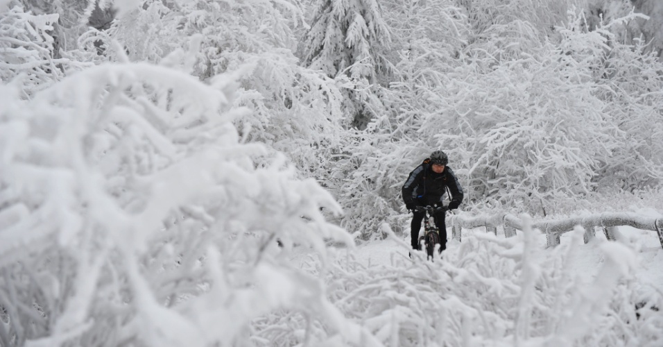 11.dez.2012 - Um ciclista passa por uma trilha coberta de neve em Taunus, na Alemanha