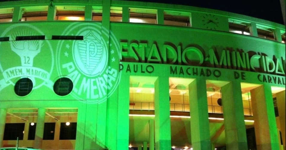 11.dez.2012- Fachada do Pacaembu recebe iluminação verde e homenagem a Marcos em jogo de despedida do goleiro ídolo do Palmeiras - Reprodução/Twitter