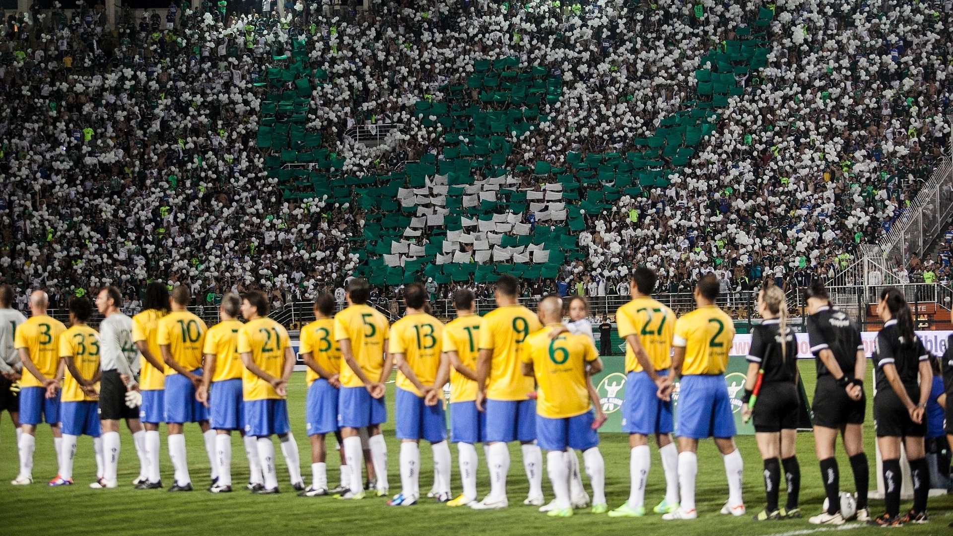 11.dez.2012-Com homenagem de torcedores a Marcos ao fundo jogadores da seleção brasileira da Copa do Mundo de 2002 cantam hino nacional antes da despedida do goleiro ídolo do Palmeiras - Leonardo Soares/UOL Esporte