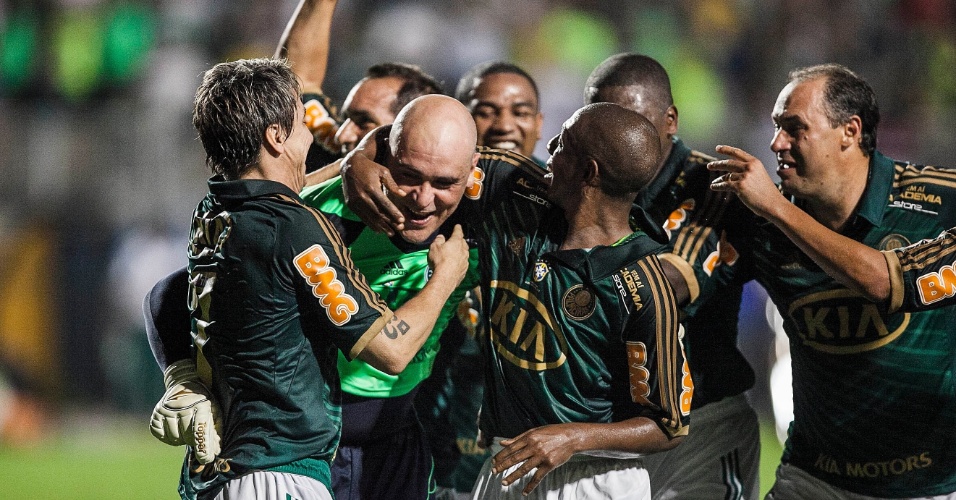 11.dez.2012-Jogadores do Palmeiras de 99 comemoram com Marcos gol de pênalti marcado pelo goleiro em seu jogo de despedida