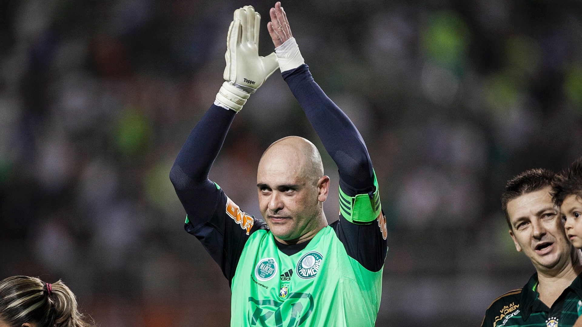 11.dez.2012-Marcos aplaude torcedores que foram ao Pacaembu para sua despedida do futebol - Leonardo Soares/UOL Esporte