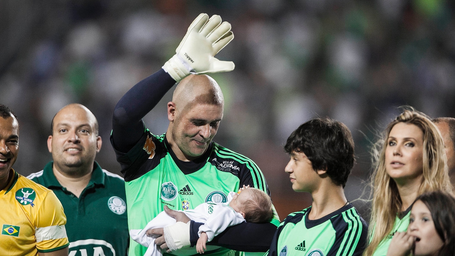 11.dez.2012-Marcos entra em campo com o filho de colo para seu jogo de despedida no Pacaembu - Leonardo Soares/UOL Esporte