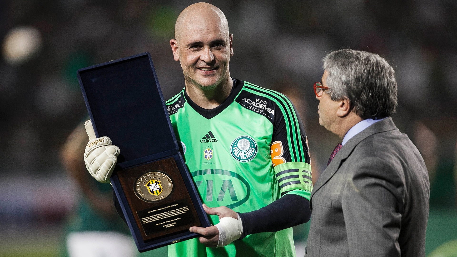 11.dez.2012-Marcos recebe homenagem da CBF antes do jogo de sua despedida do futebol no Pacaembu - Leonardo Soares/UOL Esporte