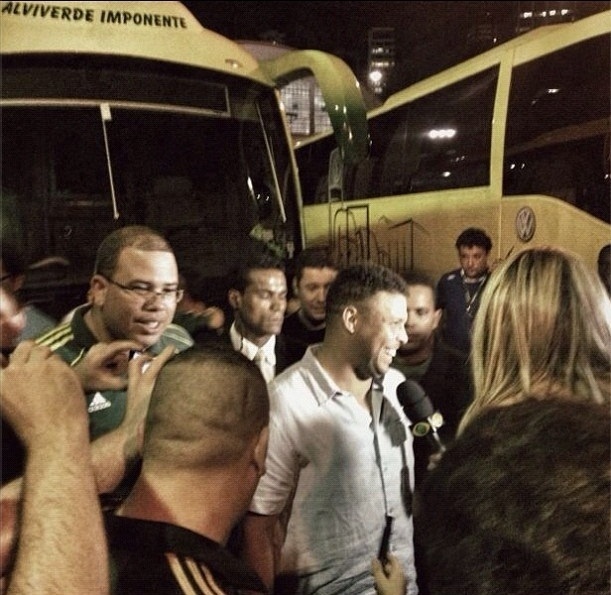 11.dez.2012-Ronaldo chega ao Pacaembu para o amistoso de despedida do goleiro Marcos - Reprodução/Twitter