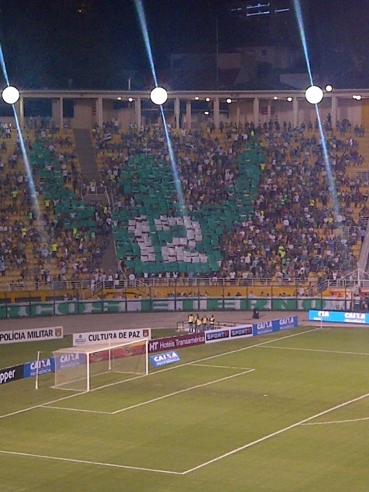 11.dez.2012-Torcedores montam mosaico em homenagem a Marcos nas arquibancadas do Pacaembu antes do jogo de despedida do goleiro - Danilo Lavieri/UOL Esporte