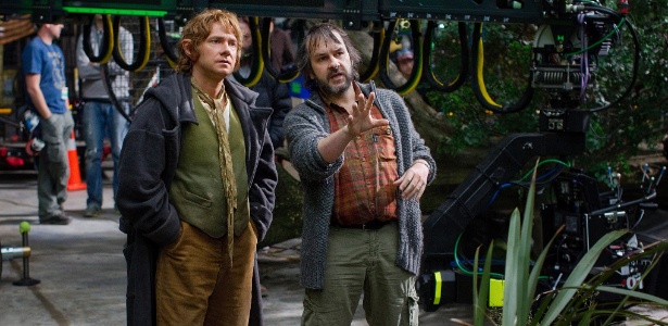 O cineasta Peter Jackson (direita) dirige o ator Martin Freeman, que interpreta Bilbo Bolseiro, em uma cena de "O Hobbit: Uma Jornada Inesperada", o primeiro filme da trilogia que se passa em período anterior a "O Senhor dos Anéis" - Todd Eyre/Warner Bros.