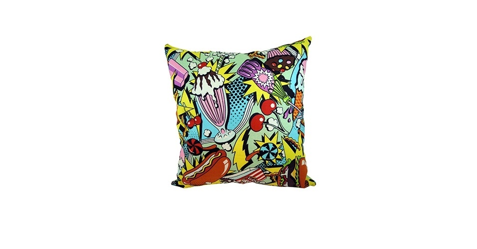 Almofada com estampa de fast food. R$ 30, na LPeople Objetos Decorativos (www.lpeople.elo7.com.br). Preços consultados em dezembro de 2012 e sujeitos a alterações - Divulgação