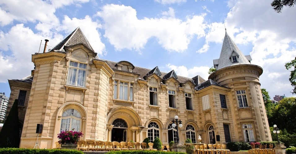 Construído no início do século 20, o Castelo do Batel (www.castelodobatel.com.br) já foi restaurado e ampliado. O projeto recuperou a edificação original e deu origem a um palácio de 1.005 m² - Anderson Miranda/Divulgação