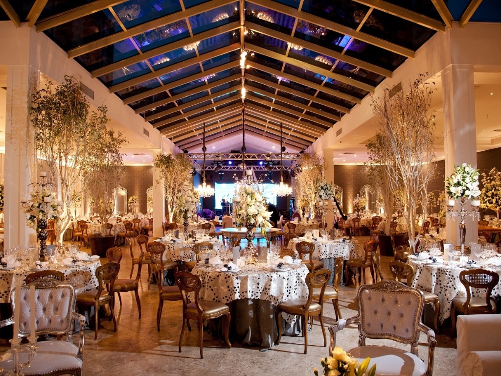 Espaço decorado para receber os convidados após a cerimônia de casamento no Castelo do Batel (www.castelodobatel.com.br) - Igor Kosiski/Divulgação