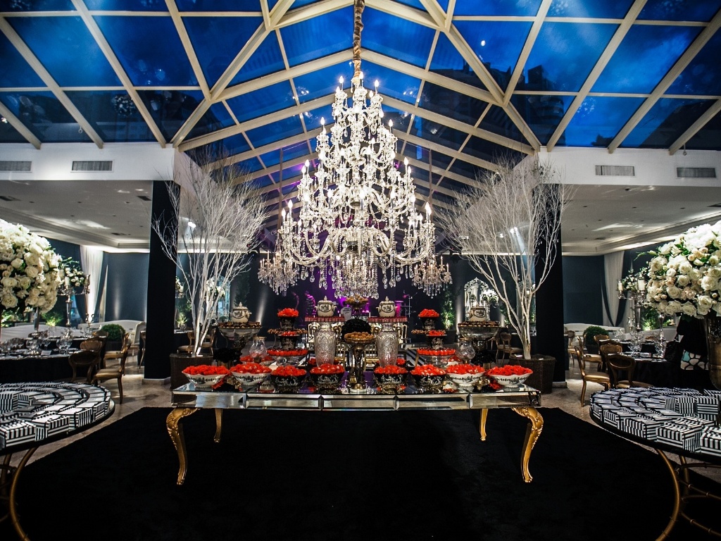 Mesa de doces decorada para uma festa de casamento no Castelo do Batel (www.castelodobatel.com.br), em Curitiba, no Paraná - Igor Kosiski/Divulgação