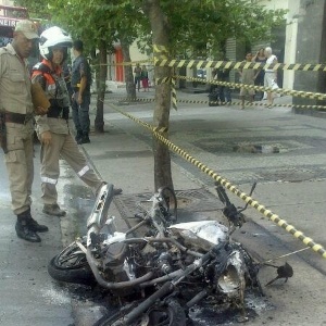 Motocicleta fica destruída após a explosão do bueiro em Copacabana, zona sul do Rio de Janeiro - Band News FM/Divulgação