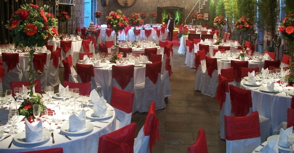 No Salão das Bandeiras do Castelo Lacave (www.lacave.com.br), os noivos podem optar por mesas redondas com toalhas brocadas brancas ou por mesas retangulares com toalhas brocadas na cor creme