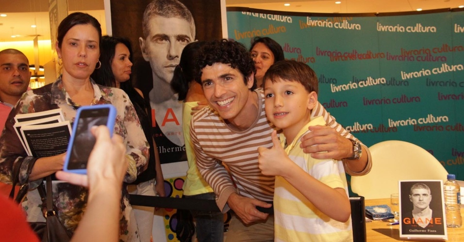 11.dez.2012 - Reynaldo Gianecchini tira foto com fãs durante o lançamento de sua biografia na Livraria Cultura, em São Paulo