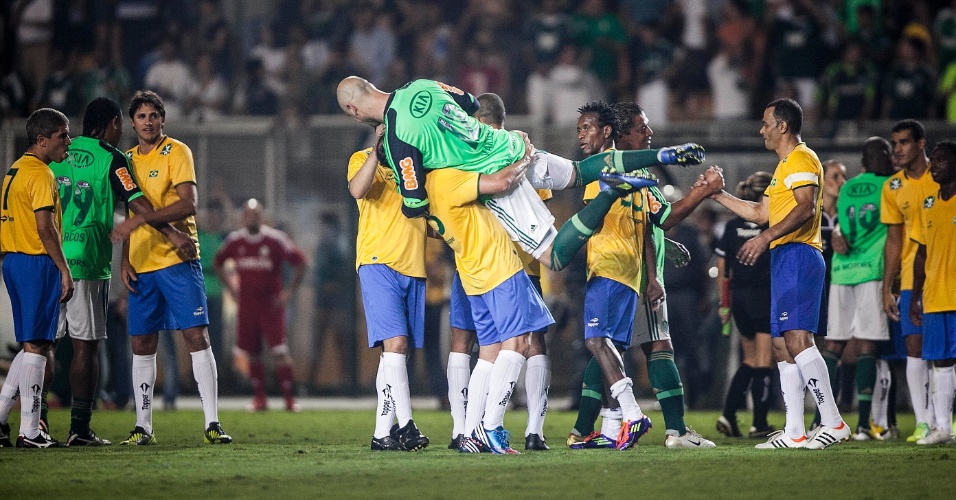 11.dez.2012-Antônio Carlos tira Marcos do chão em comemoração após a despedida do goleiro ídolo do Palmeiras do futebol