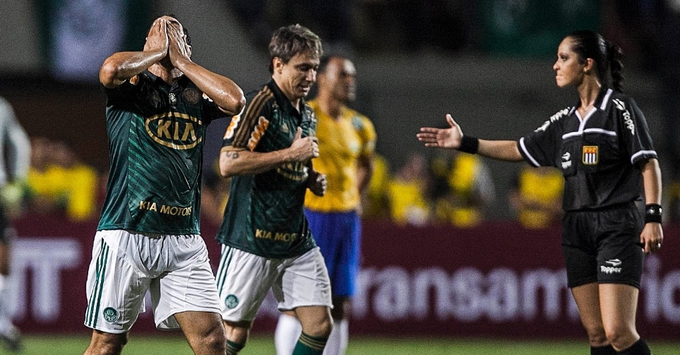 11.dez.2012-Edmundo reclama de marcação da árbitra Ana Paula Oliveira no amistoso de despedida do goleiro Marcos entre o Palmeiras de 99 e a seleção brasileira de 2002