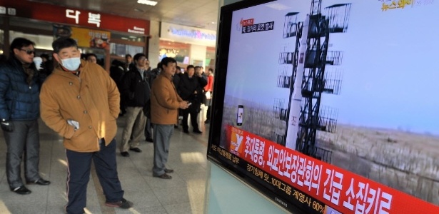 Em Seul (Coreia do Sul), homem assiste pela TV a notícia sobre lançamento de foguete pela Coreia do Norte - Jung Yeon-je/AFP
