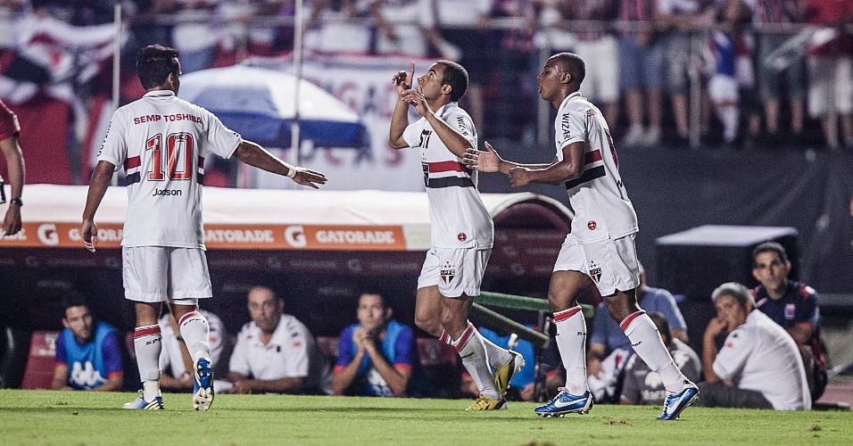 12.dez.2012 - Jogadores do São Paulo comemoram o gol marcado por Lucas contra o Tigre