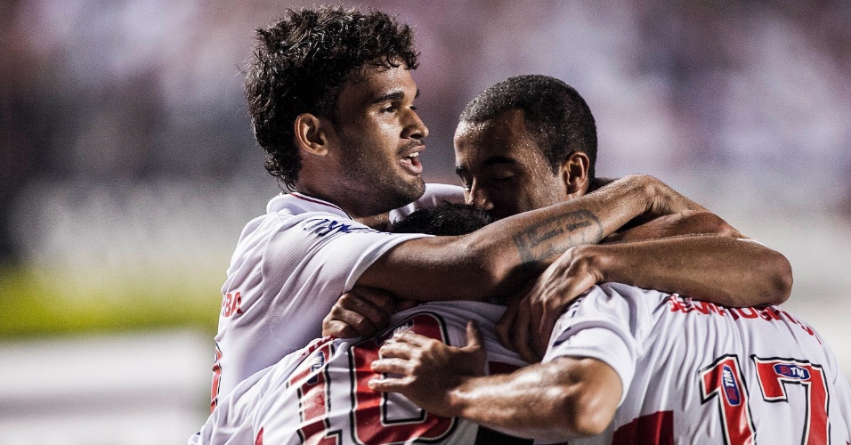 12.dez.2012 - Jogadores do São Paulo comemoram o gol marcado por Osvaldo contra o Tigre