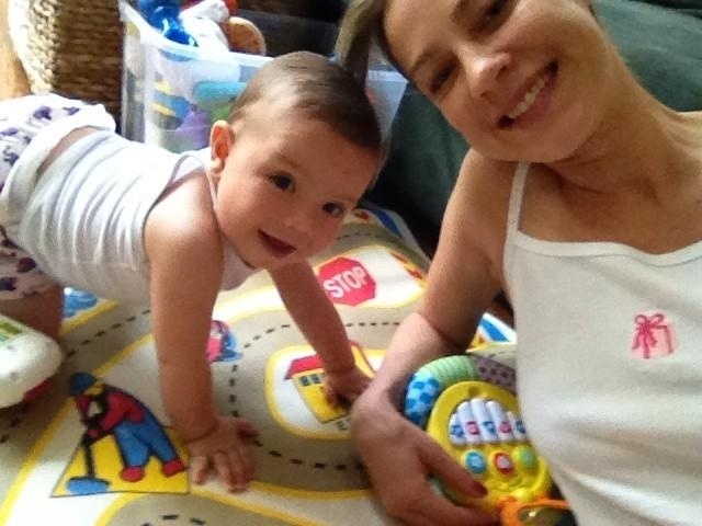 12.dez.2012 - Luana Piovani publica foto do filho engatinhando