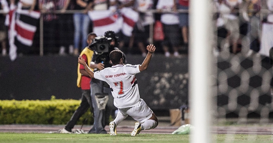 12.dez.2012 - Lucas comemora após marcar o primeiro gol do São Paulo contra o Tigre