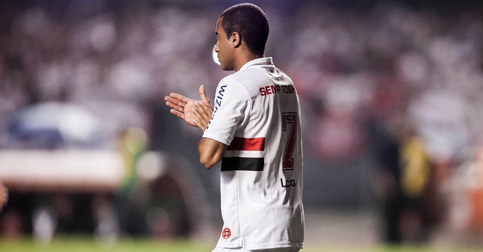 12.dez.2012 - Lucas em campo no Morumbi; jogador faz sua despedida do São Paulo no jogo contra o Tigre