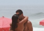 Ex-BBB Yuri troca beijos com morena em praia do Rio - AgNews