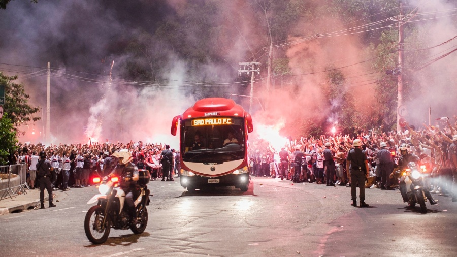 Ônibus do São Paulo é recebido com festa na chegada ao Morumbi - Leonardo Soares/UOL