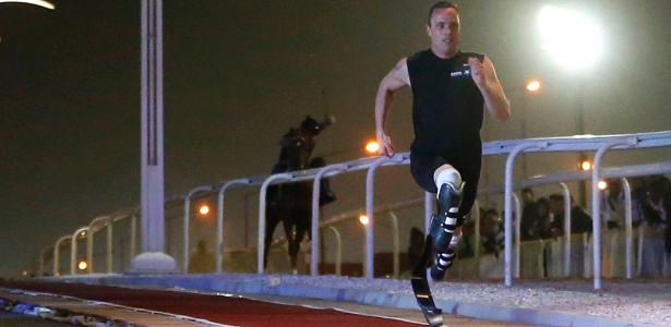 Oscar Pistorius deixa cavalo puro-sangue para trás durante corrida de exibição no Qatar - REUTERS/Fadi Al-Assaad