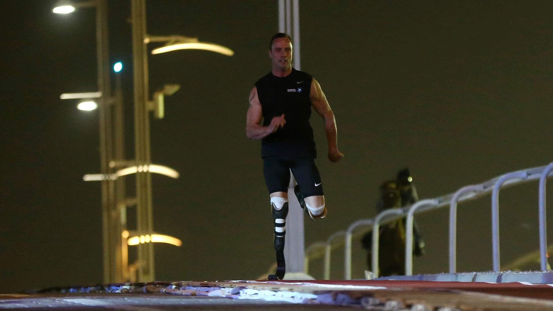 12.dez.2012 - Oscar Pistorius vence corrida de exibição contra cavalo puro-sangue no Qatar