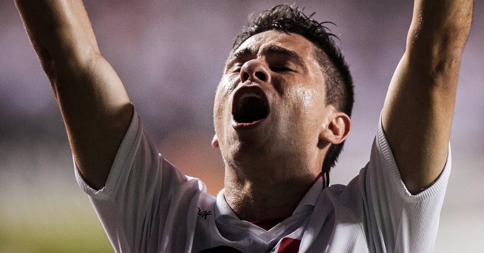 12.dez.2012 - Osvaldo comemora após marcar o segundo gol do São Paulo contra o Tigre