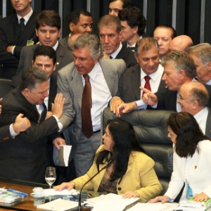 Parlamentares cercam a vice-presidente da Câmara, Rose de Freitas (de amarelo), que presidia a sessão conjunta que votou a urgência para análise dos vetos - André Borges/Folhapress