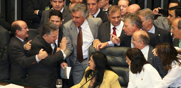 Parlamentares cercam a vice-presidente da Câmara, Rose de Freitas (de amarelo), que presidia a sessão do Congresso ontem - André Borges/Folhapress