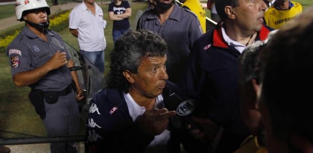  Nestor Gorosito, técnico do Tigre, fala com a imprensa na entrada do vestiário  - Paulo Whitaker/Reuters