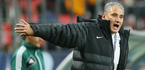 Tite grita à beira do gramado e orienta jogadores do Corinthians na vitória na estreia
