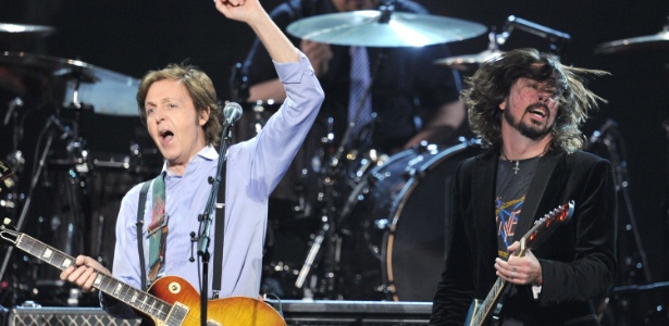 12.fev.2012 - Paul McCartney e Dave Grohl se apresentam juntos na 54ª edição do Grammy Awards, em Los Angeles - Kevin Winter/Getty Images