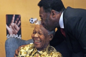 17.jul.2007 - Pelé beija a cabeça de Nelson Mandela na véspera da partida amistosa "90 minutos por Mandela" em comemoração aos 89 anos do ex-presidente da África do Sul, em Johannesburgo - Chris Ricco/AFP