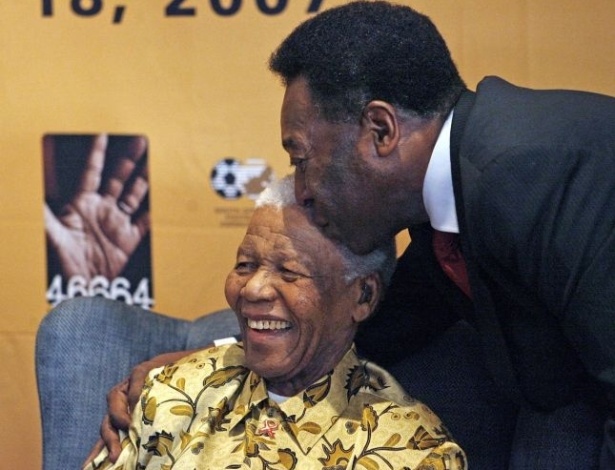 17.jul.2007 - Pelé beija a cabeça de Nelson Mandela na véspera da partida amistosa "90 minutos por Mandela" em comemoração aos 89 anos do ex-presidente da África do Sul, em Johannesburgo