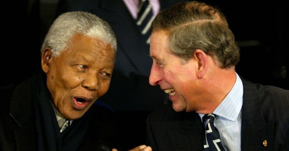 1º.fev.2002 - Mandela se diverte com príncipe britânico Charles durante casamento na Inglaterra