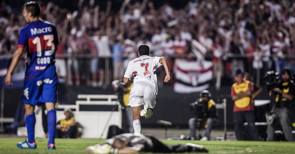 12.dez.2012 - Lucas corre para comemorar após abrir o placar pelo São Paulo contra o Tigre