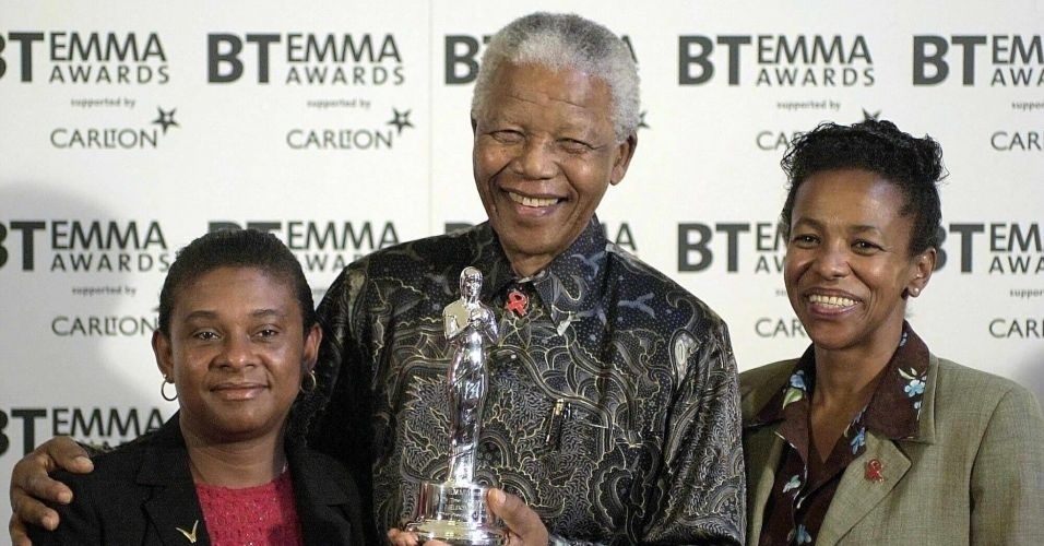 29.jun.2000 - Mandela recebe prêmio em Londres ao lado da alta comissionária da África do Sul, Cheryl Carolus (à dir.), e de Doreen Lawrence (à esq.), mãe de Stephen Lawrence, morto em ataque racista em Londres em 1993