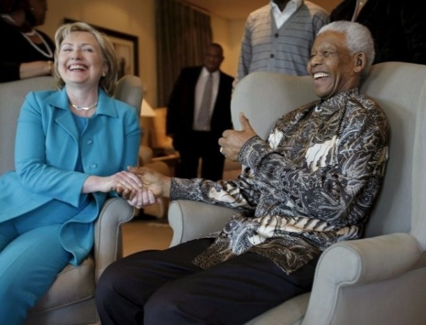 7.ago.2009 - Secretária de Estado dos EUA, Hillary Clinton, cumprimenta o líder Nelson Mandela, em visita a Johannesburgo
