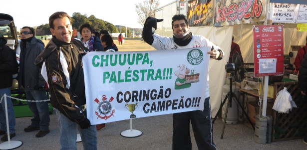 Corintianos provocam o Palmeiras na porta do Toyota Stadium nesta quarta-feira