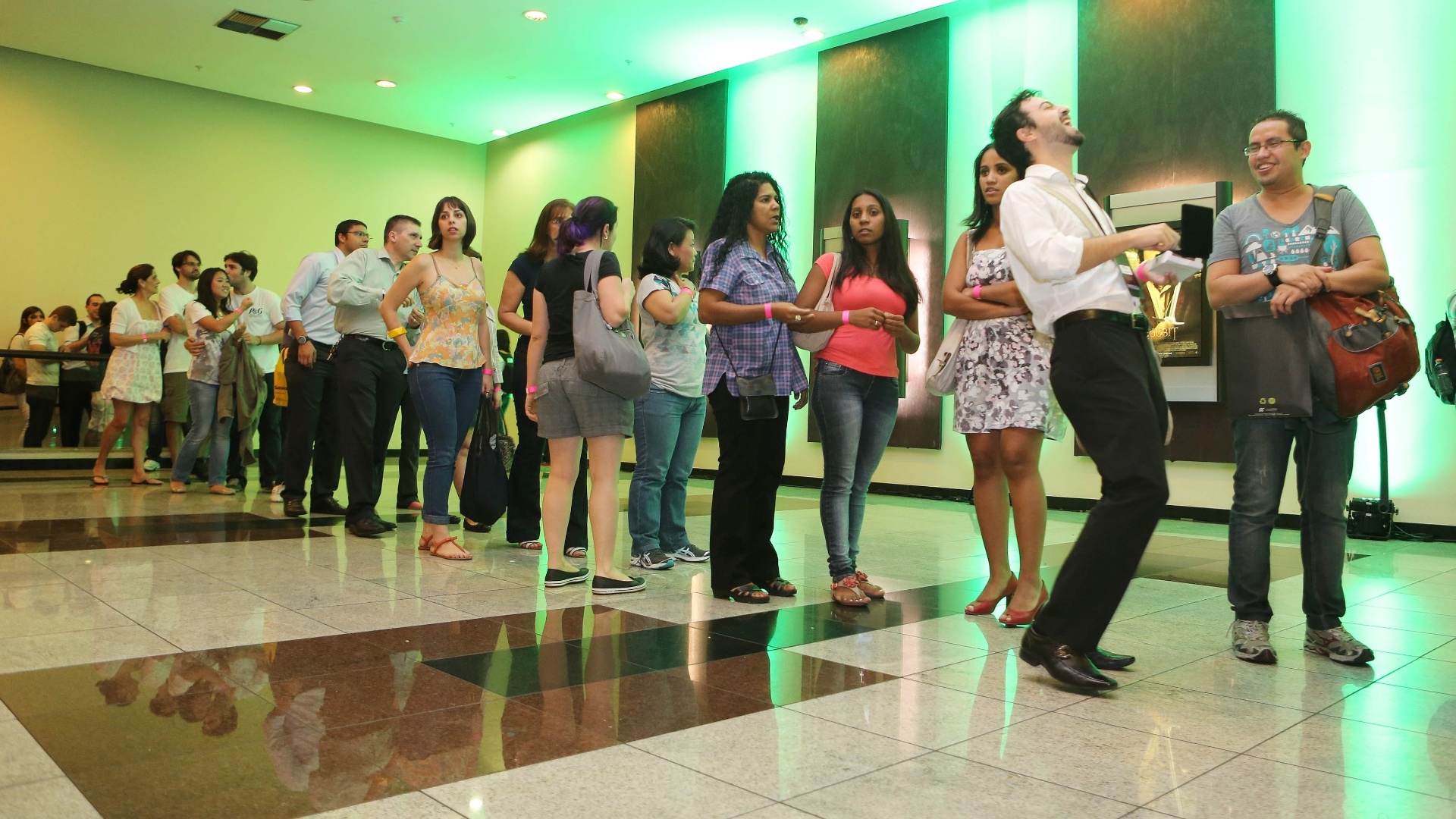 Fila de espera durante a pre-estreia de "O Hobbit" no Cinemark Eldorado, em São Paulo - Aline Arruda/UOL