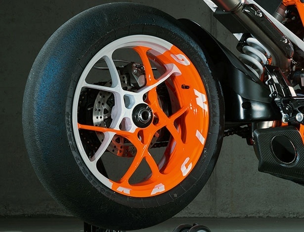 KTM 1290 Super Duke R - Divulgação