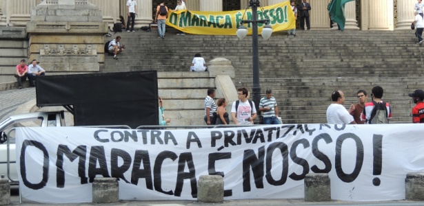 Manifestantes protestam na Assembleia antes de votação de Lei da Copa do RJ